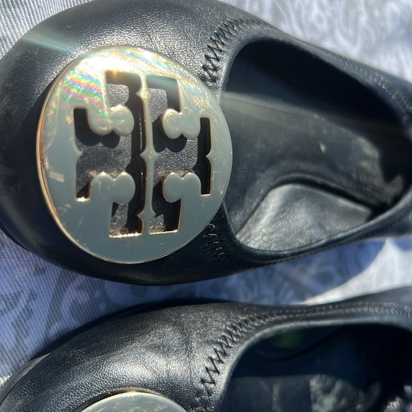 Tory Burch Black Flats Sz 5 Gold Logo - Picture 11 of 16